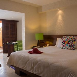 Deluxe Grand King Room